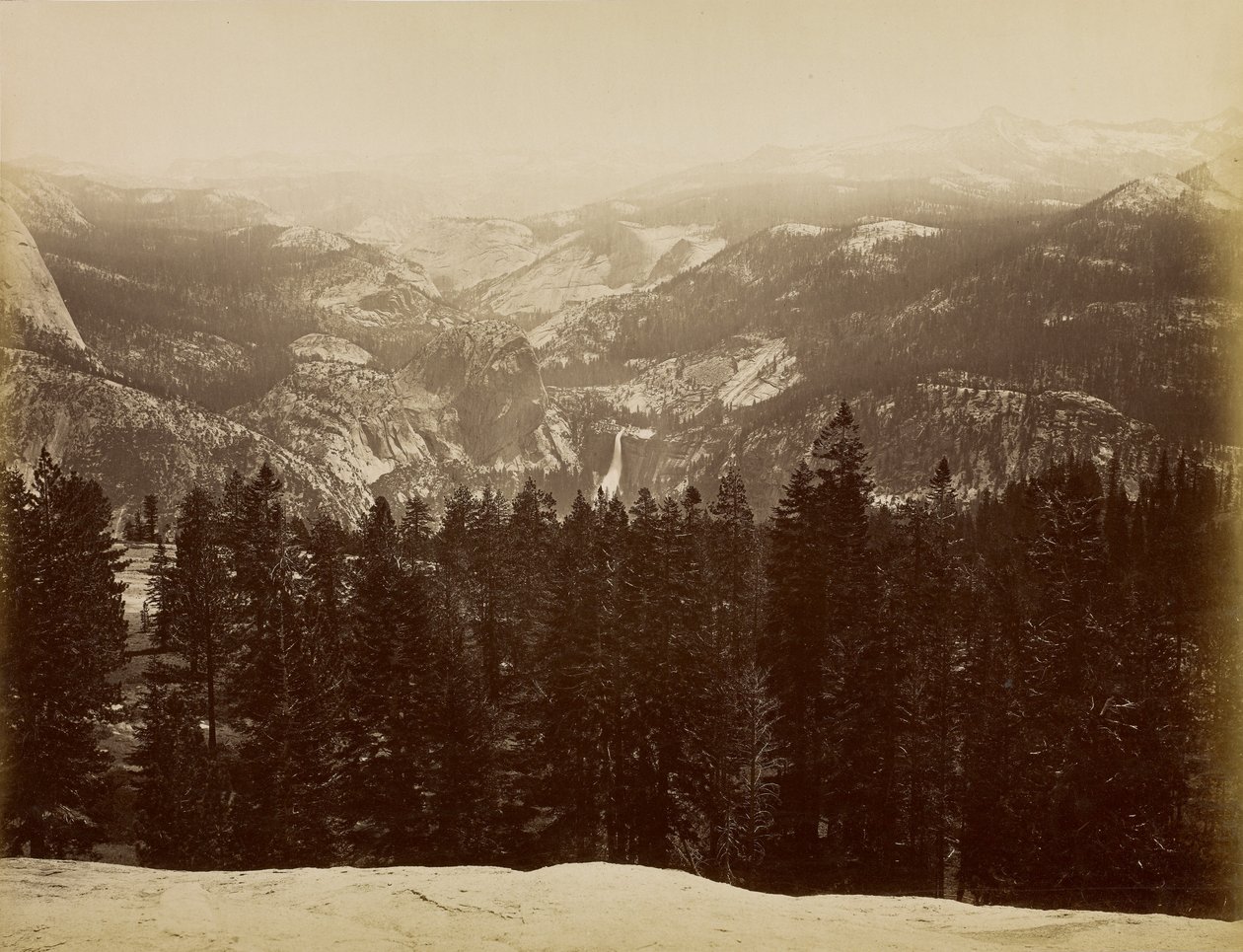 O grupo Lyell e a cascata Nevada vistos de Sentinel Dome de Carleton Watkins