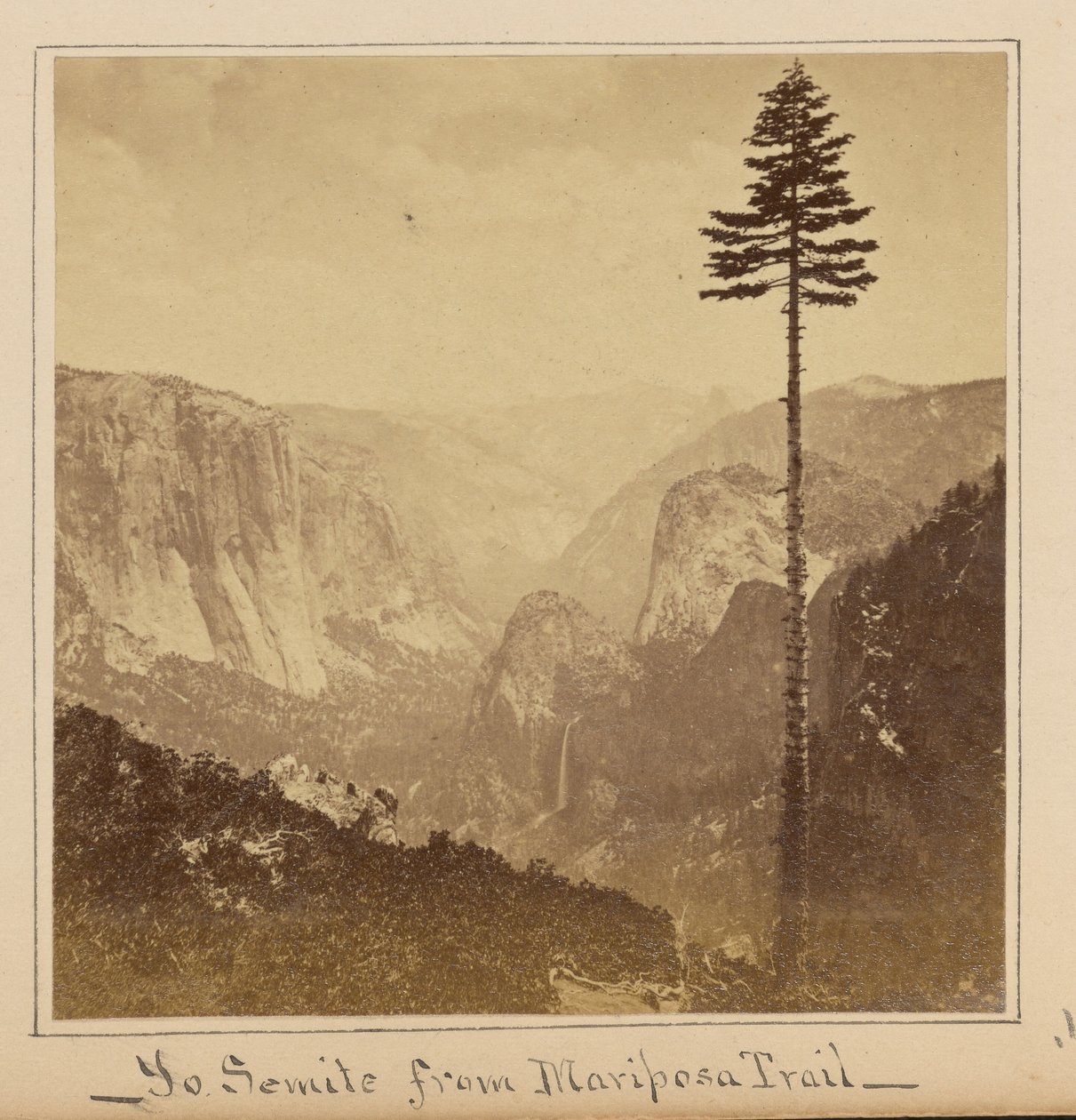 O vale de Yosemite a partir de «Best General View», trilho Mariposa de Carleton Watkins