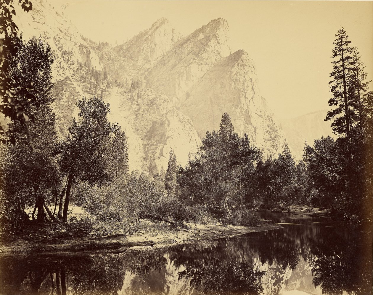 [Três Irmãos, 4480 pés] de Carleton Watkins