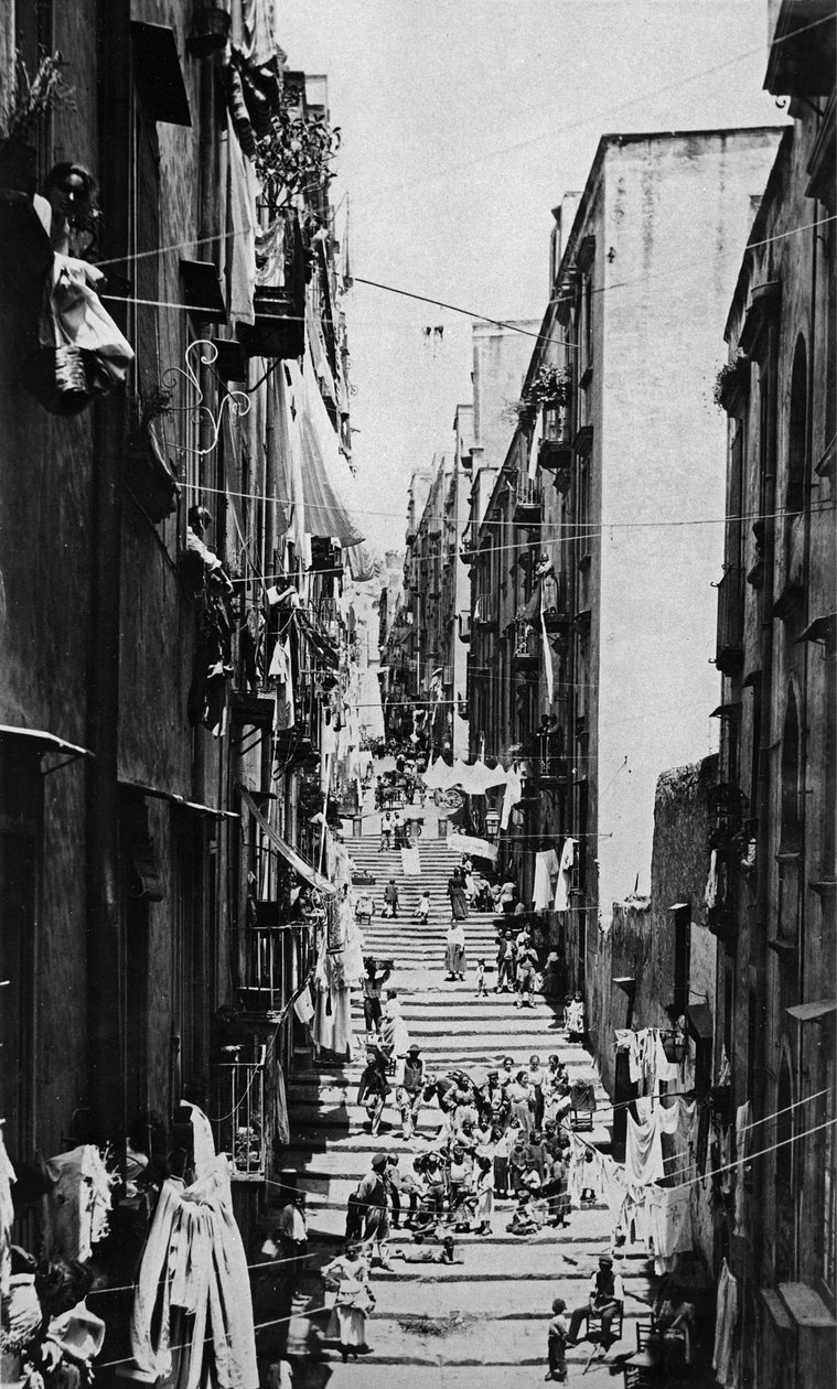 O Vicolo del Pallonetto, início dos anos 1900 (foto bw) de Carlo Brogi