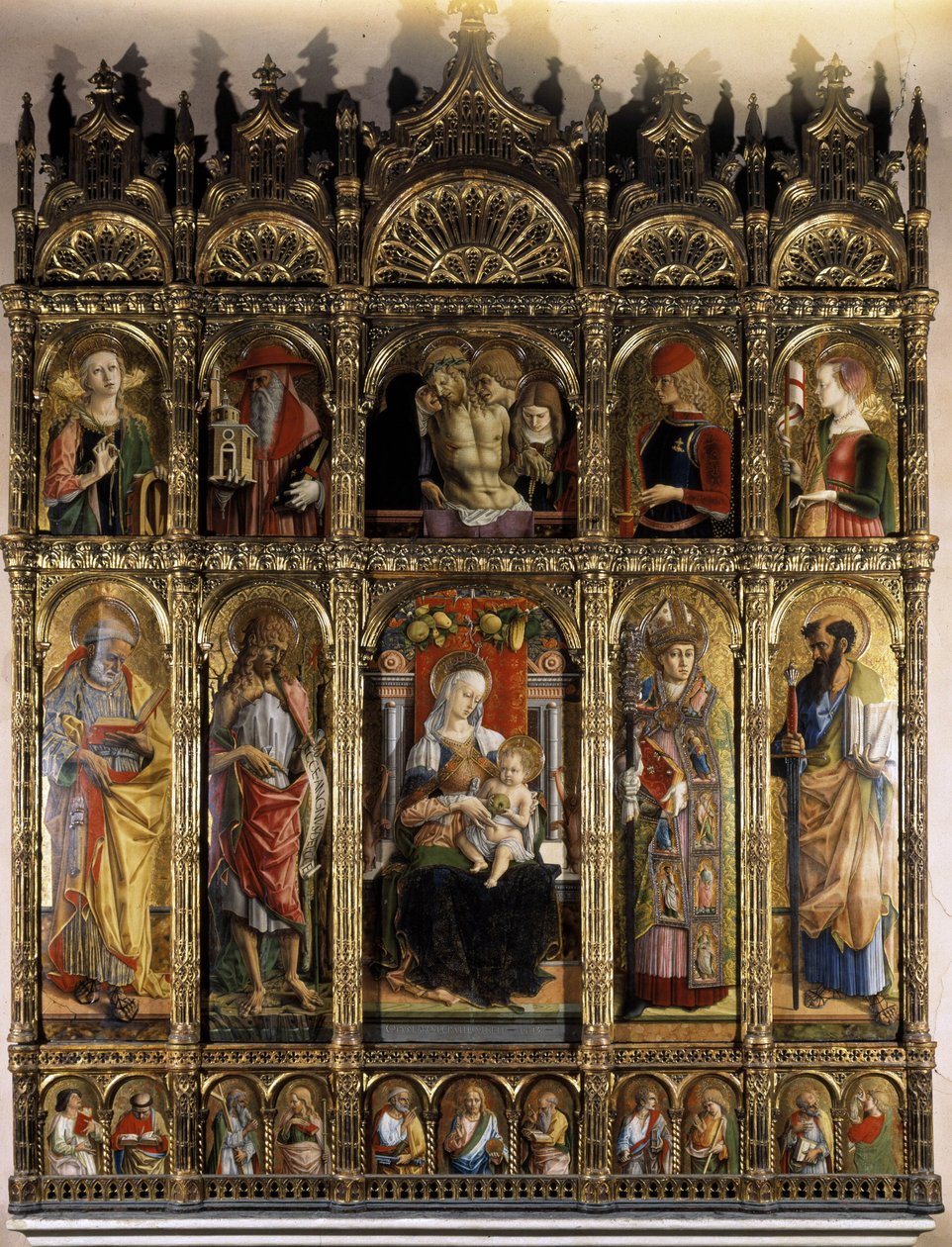 Polyptyc mostrando uma Pieta, e o partido inferior uma Madonna com Criança de Carlo Crivelli