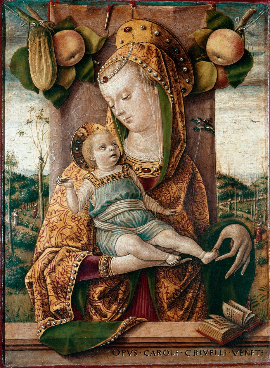 Virgem e Criança Atrás delas maçãs e um pepino, no fundo um livro aberto (bíblia). Tempera sobre madeira de Carlo Crivelli (1430/35-1494/1500) de Carlo Crivelli