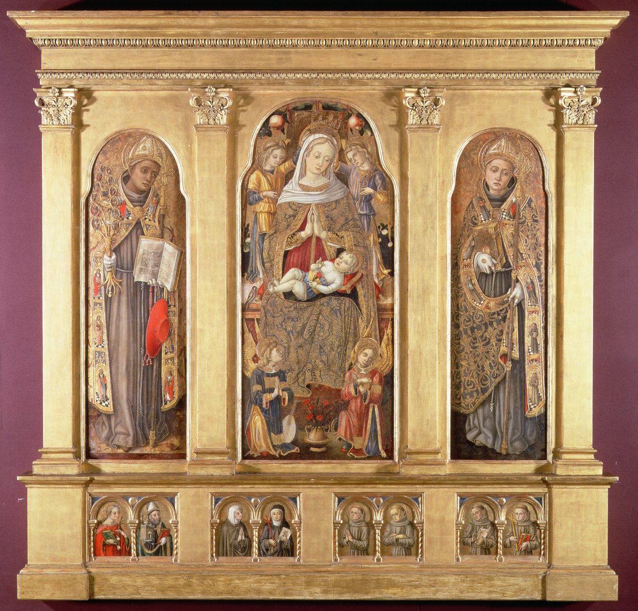 Virgem e Menino com os Santos Bonaventura e Luís de Toulouse, c.1489 (têmpera com ouro e olivas no painel) de Carlo Crivelli