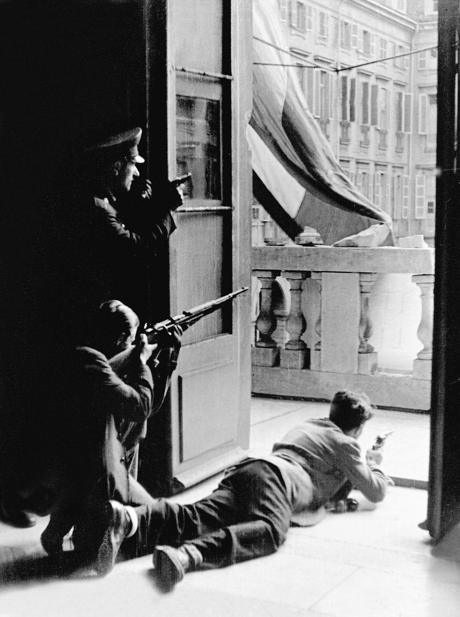 Libertação de Torino durante a Segunda Guerra Mundial: a prefeitura durante as batalhas de fogo (foto a p/b) de Carlo Gherlone