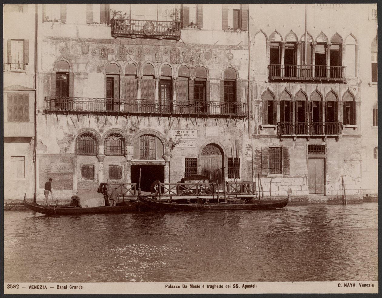 Palácio Da Mosto e o ferry SS Apostoli de Carlo Naya