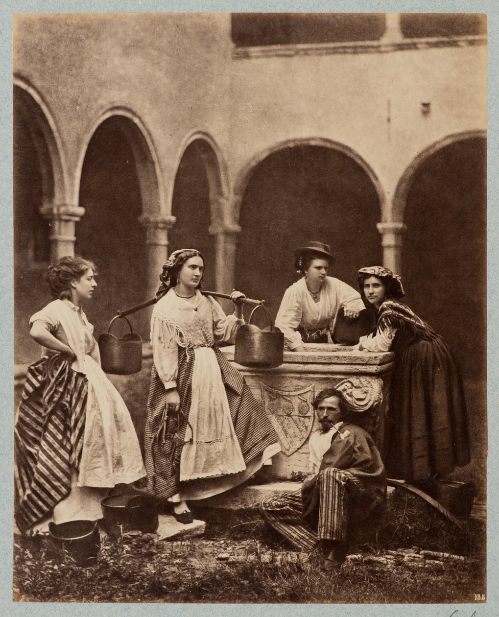 Figuras junto ao poço, claustro de San Giobbe, Veneza (Donne al Pozzo, Chiostro di San Giobbe, Veneza) de Carlo Naya