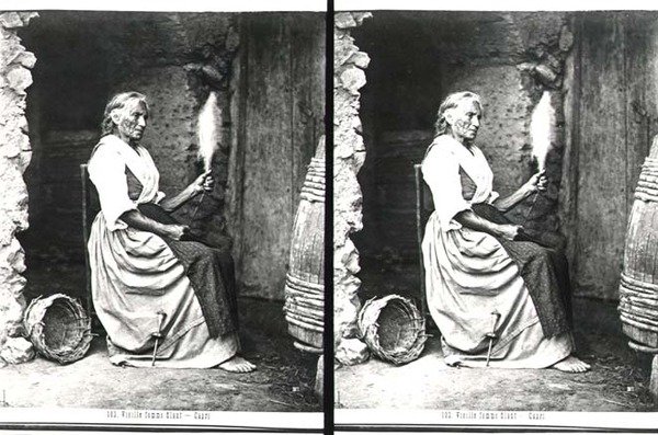 Old Woman Spinning, Capri, c.1865 (foto a p/b) de Carlo Naya