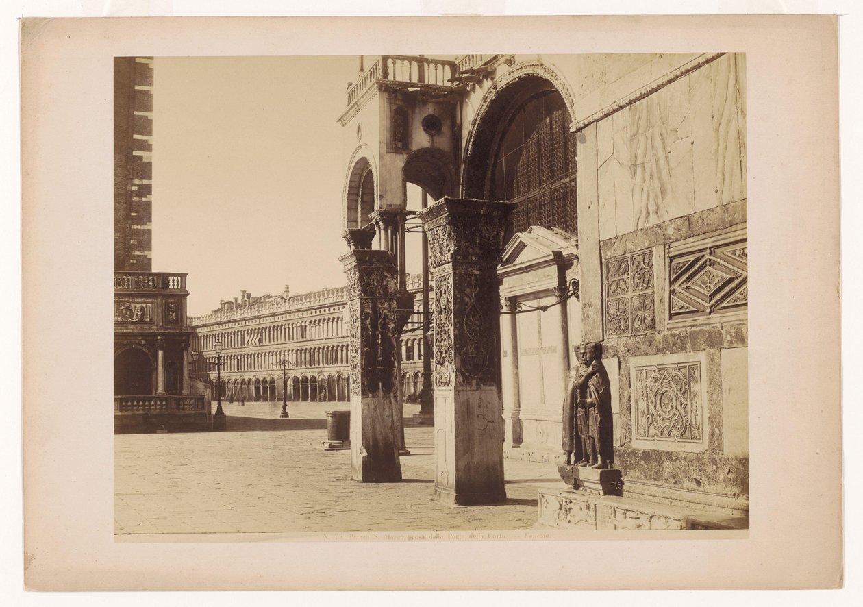 Piazza San Marco vista da Porta della Carta. Veneza. de Carlo Naya