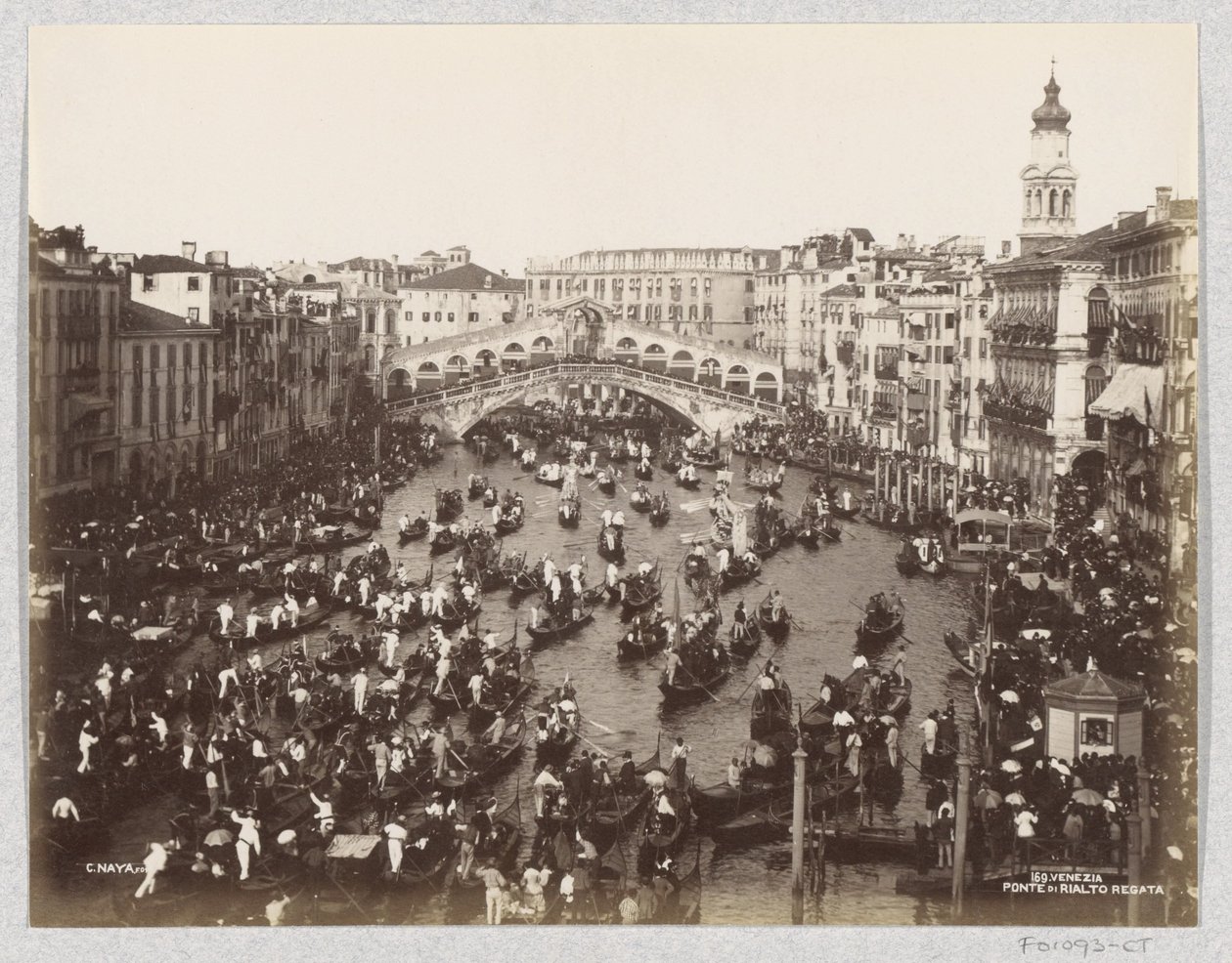 Regata de gôndolas no Grande Canal, em Veneza, à altura da Ponte de Rialto de Carlo Naya