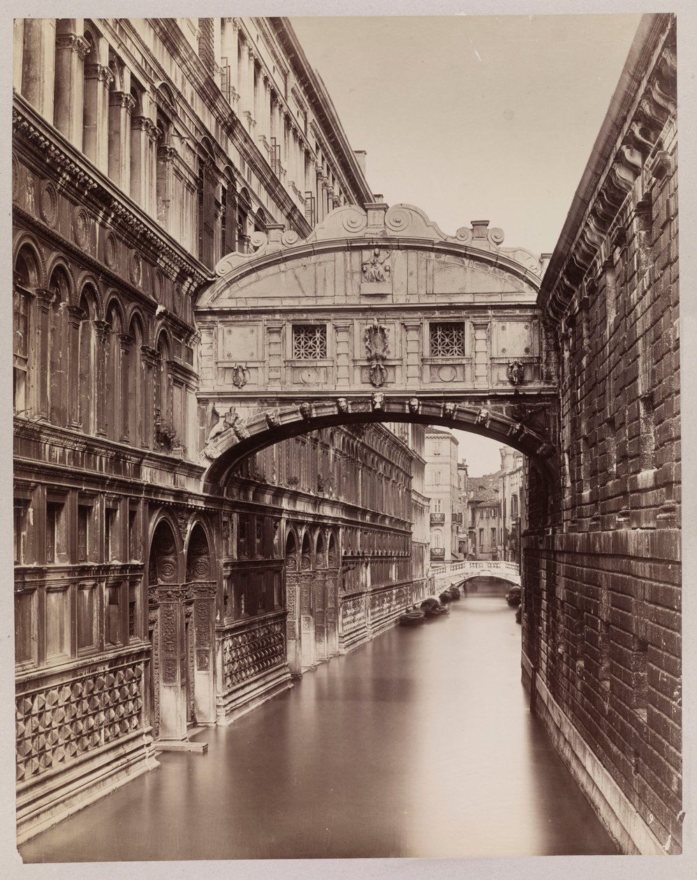 Veneza. Vista da Ponte dei Sospiri (Ponte dos Suspiros) a partir da Ponte della Paglia de Carlo Naya