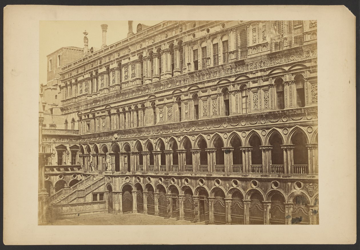 Ala oeste do Pátio do Palácio Ducal de Carlo Ponti