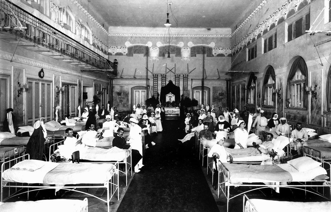 Salão decorado num hospital com feridos de guerra e enfermeiras da Cruz Vermelha (foto a p/b) de Carlo Wulz