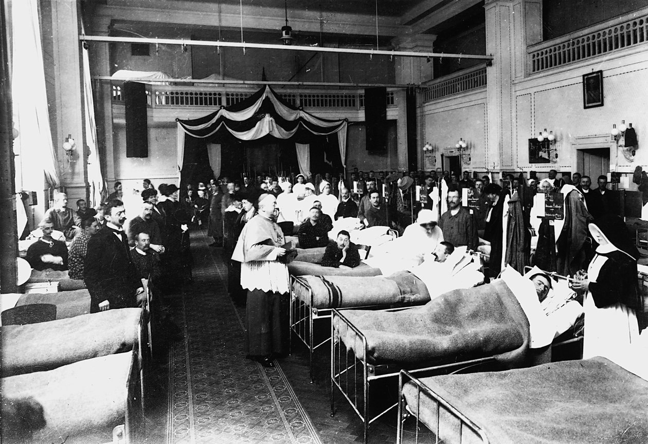 Salão decorado num hospital com feridos de guerra durante uma visita sacerdotal (foto a p/b) de Carlo Wulz