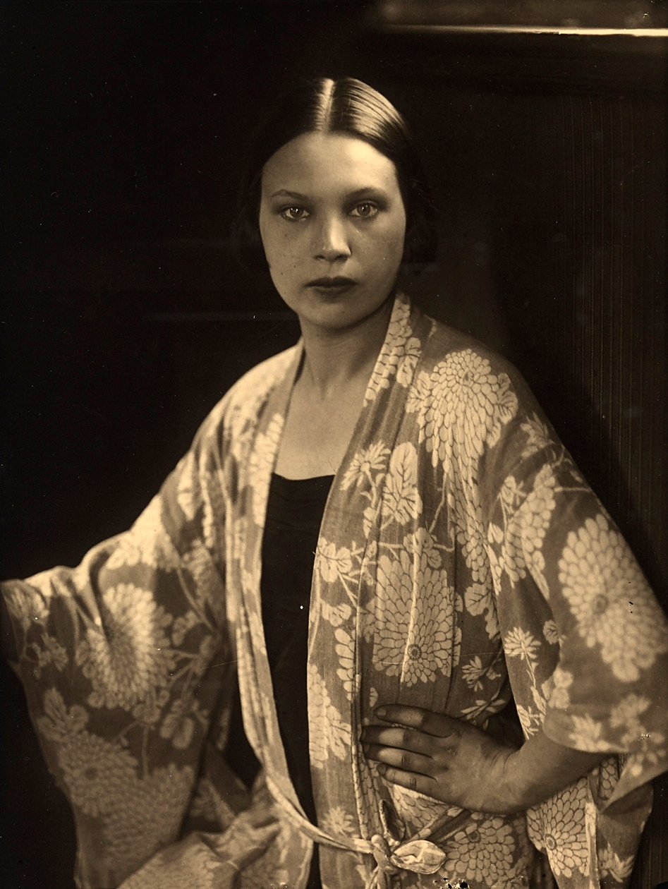 Meia-metragem retrato de Wanda Wulz vestindo um roupão de quimono de Carlo Wulz