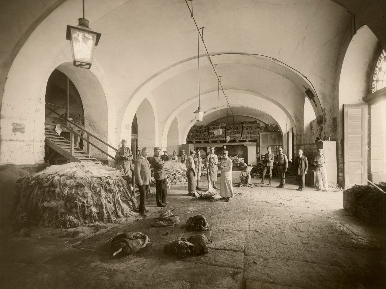 Interior do depósito de couro militar, durante a Grande Guerra (foto a p/b) de Carlo Wulz
