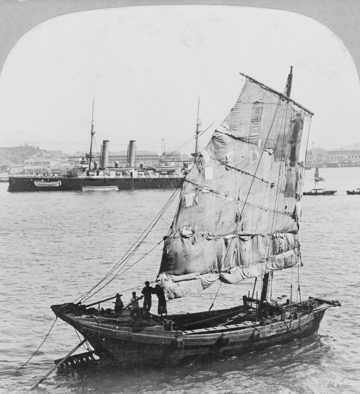 Sucata chinesa e encouraçado britânico no porto de Hong Kong, 1902 de Carlton Harlow Graves