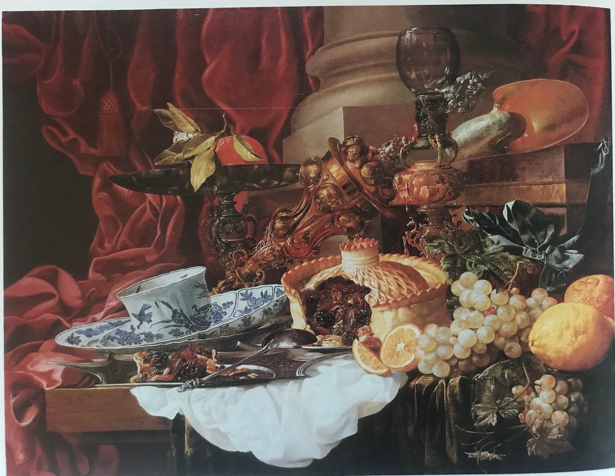 Natureza-morta sumptuosa com torta, frutas e talheres de Carstian Luyckx
