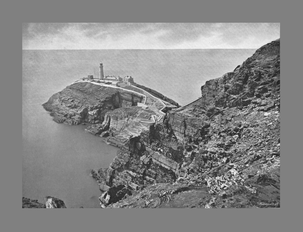 Farol da pilha sul, Holyhead, c1900 de Catherall and Pritchard