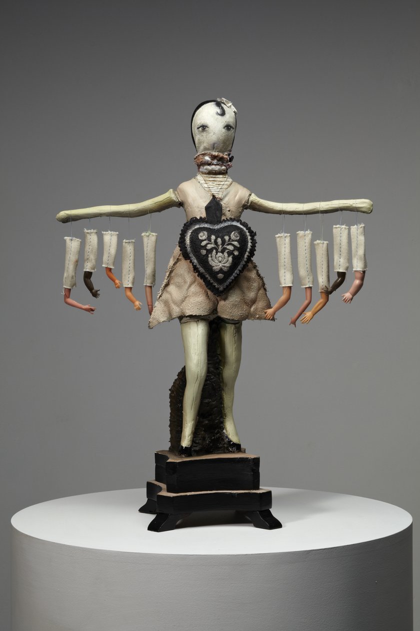 Coração Negro, 2013 (madeira, barro, tecido, tinta, peças de bonecas) de Cathie Pilkington