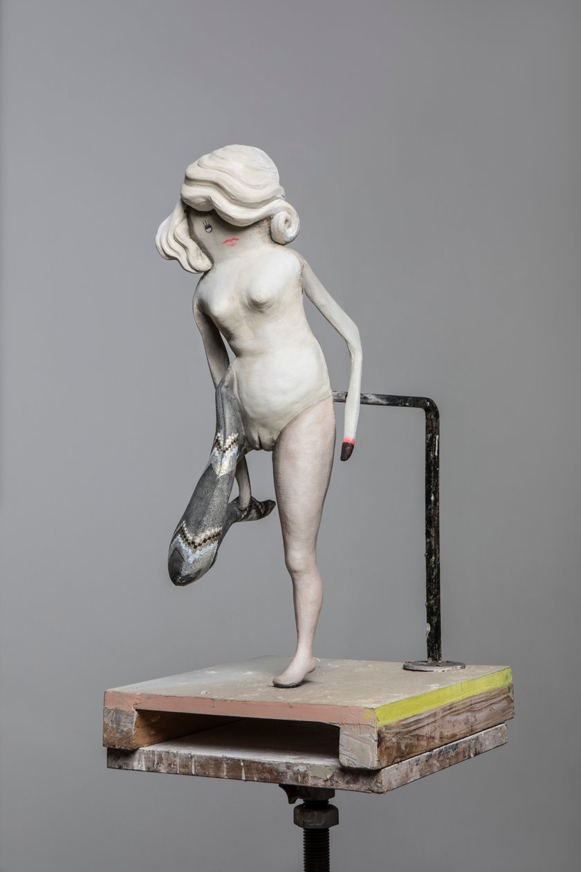 Degas Doll 2, 2017 (resina pintada, aço, madeira) de Cathie Pilkington