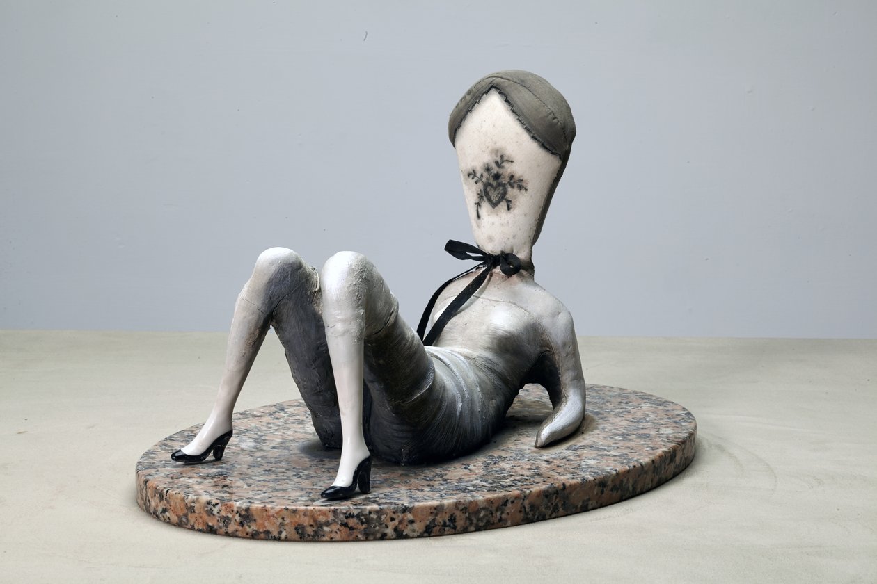 Almofada Dirty Love, 2014 (tecido, barro, tinta sobre granito) de Cathie Pilkington