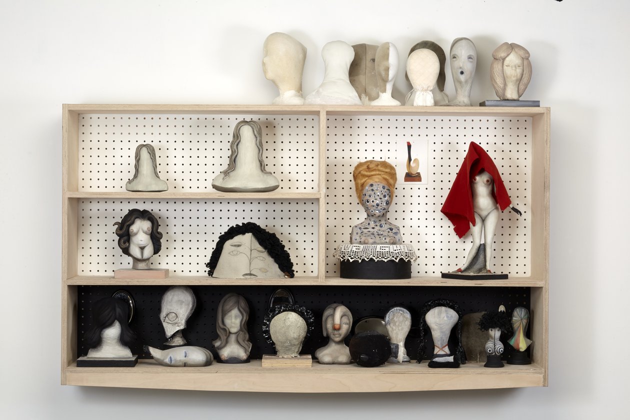 Head Case, 2016 (gesso, madeira, couro, cobertor, feltro, tinta a óleo, tecido, espelhos, painel de fixação, MDF) de Cathie Pilkington