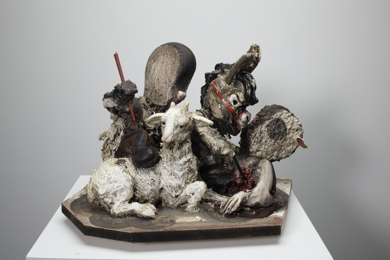 Help Is On Its Way, 2010 (madeira, gesso, barro, tecido, tinta) de Cathie Pilkington
