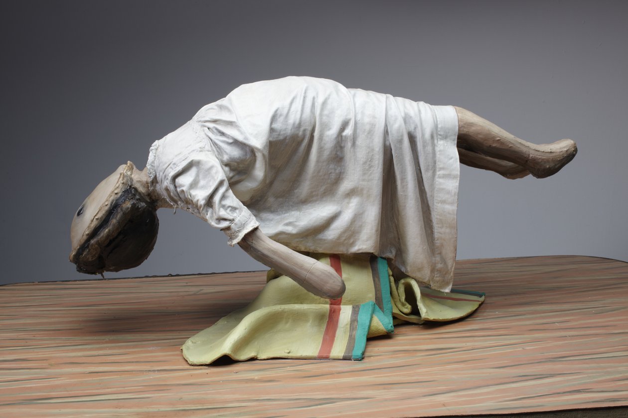 Boneca Levitante, 2010 (madeira, aço, barro, tecido, lino, tinta) de Cathie Pilkington