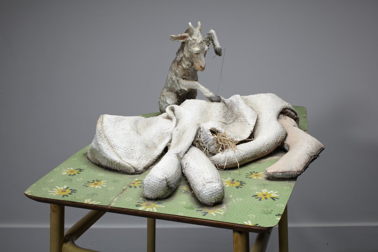 Mãe, 2010 (madeira, manta, palha, barro, linóleo, aço, tinta) de Cathie Pilkington