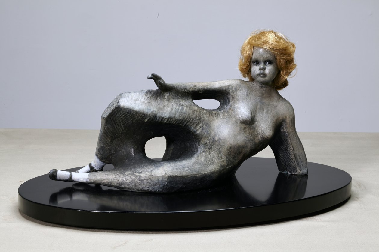 Paisagem do Norte, 2014 (bronze patinado, peruca sintética) de Cathie Pilkington