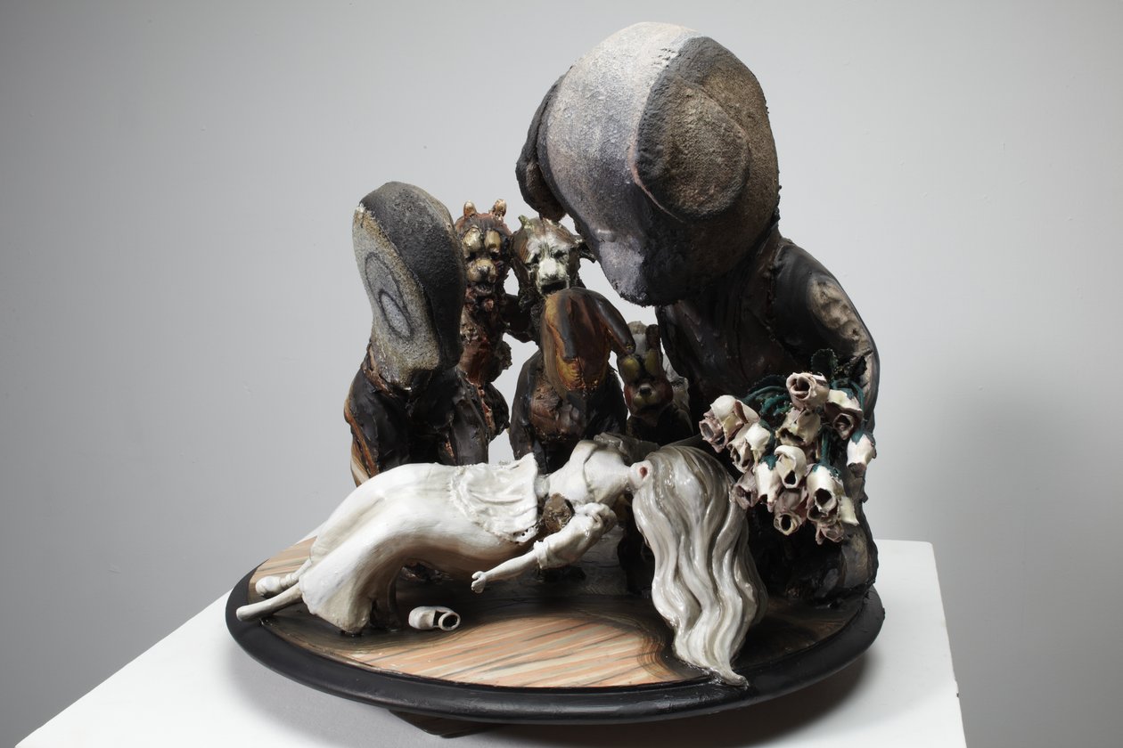 Branca de Neve, 2010 (madeira, linóleo, gesso, barro, tecido, tinta) de Cathie Pilkington
