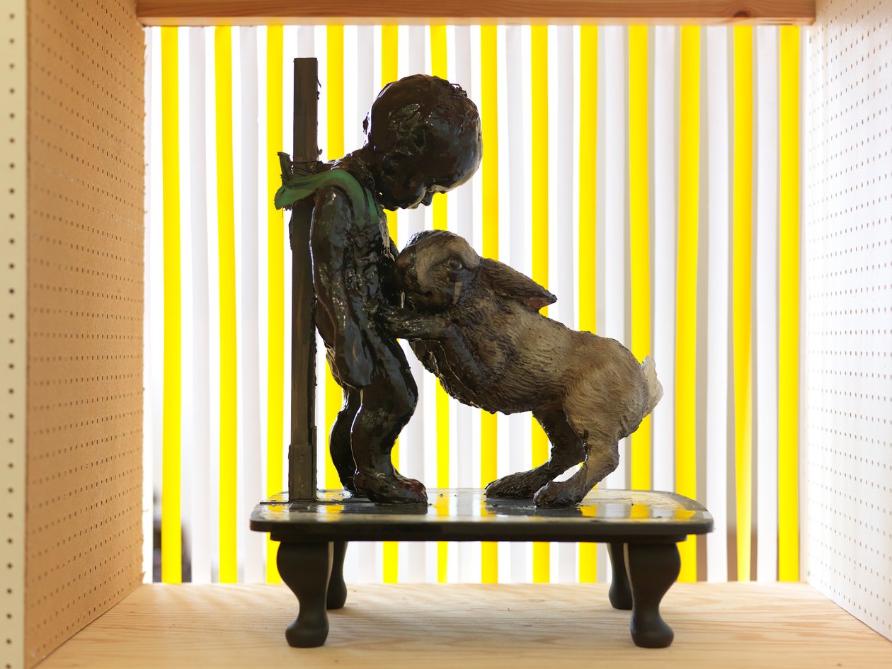 The Wonderful Story of the Tar Baby, 2010 (madeira, barro, tecido, tinta) de Cathie Pilkington