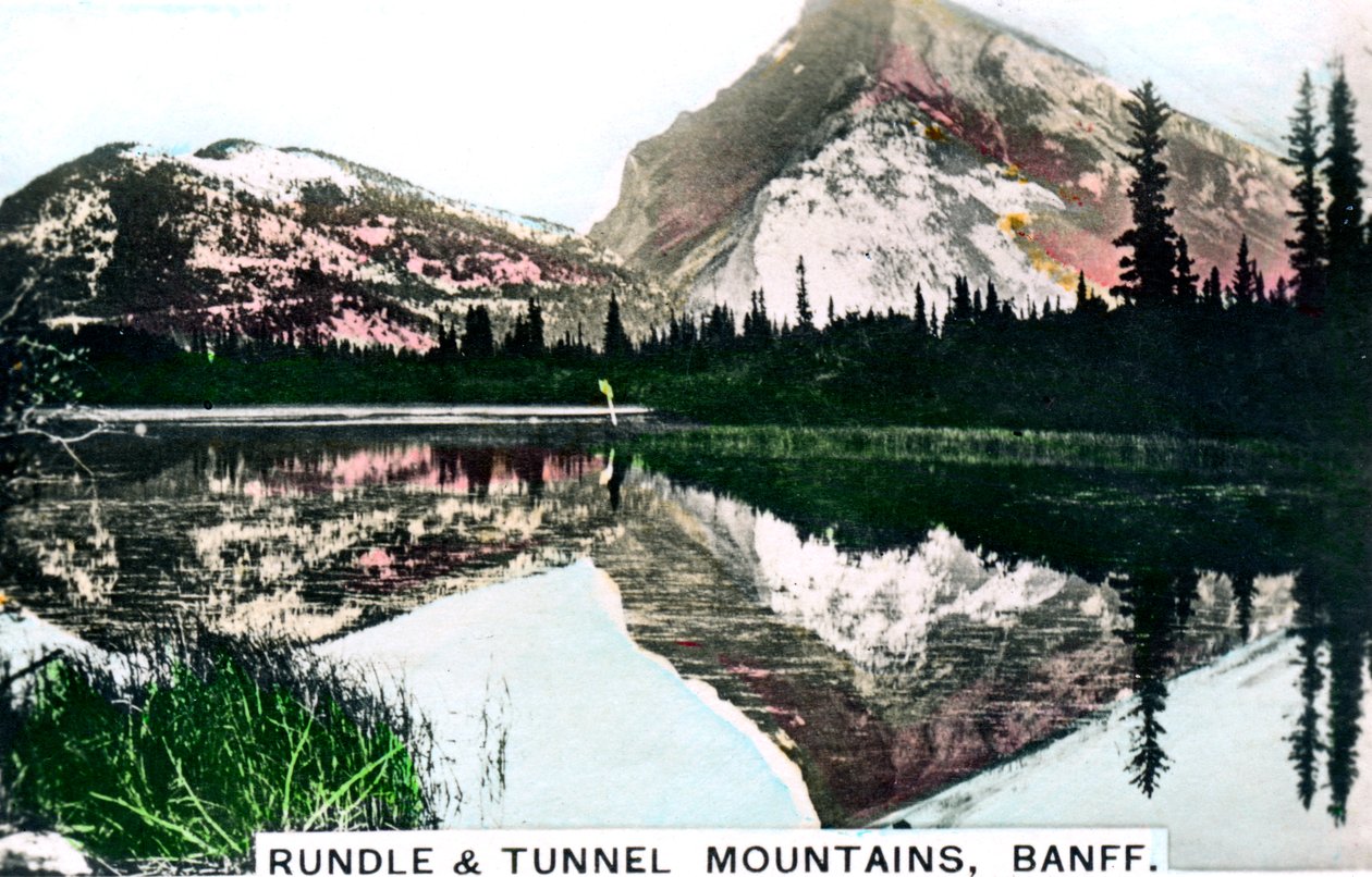 Montagens Rundle and Tunnel, Banff, Alberta, Canadá, c1920s. de Cavenders Ltd