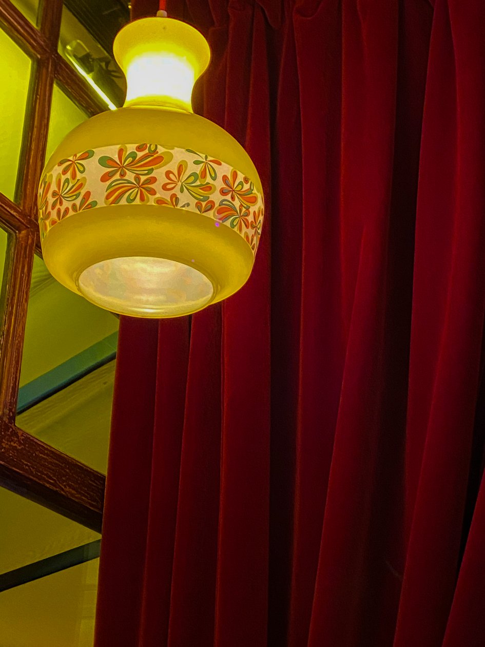 Composição - Candeeiro e cortinas, 2022 (foto) de Cécile Jamet