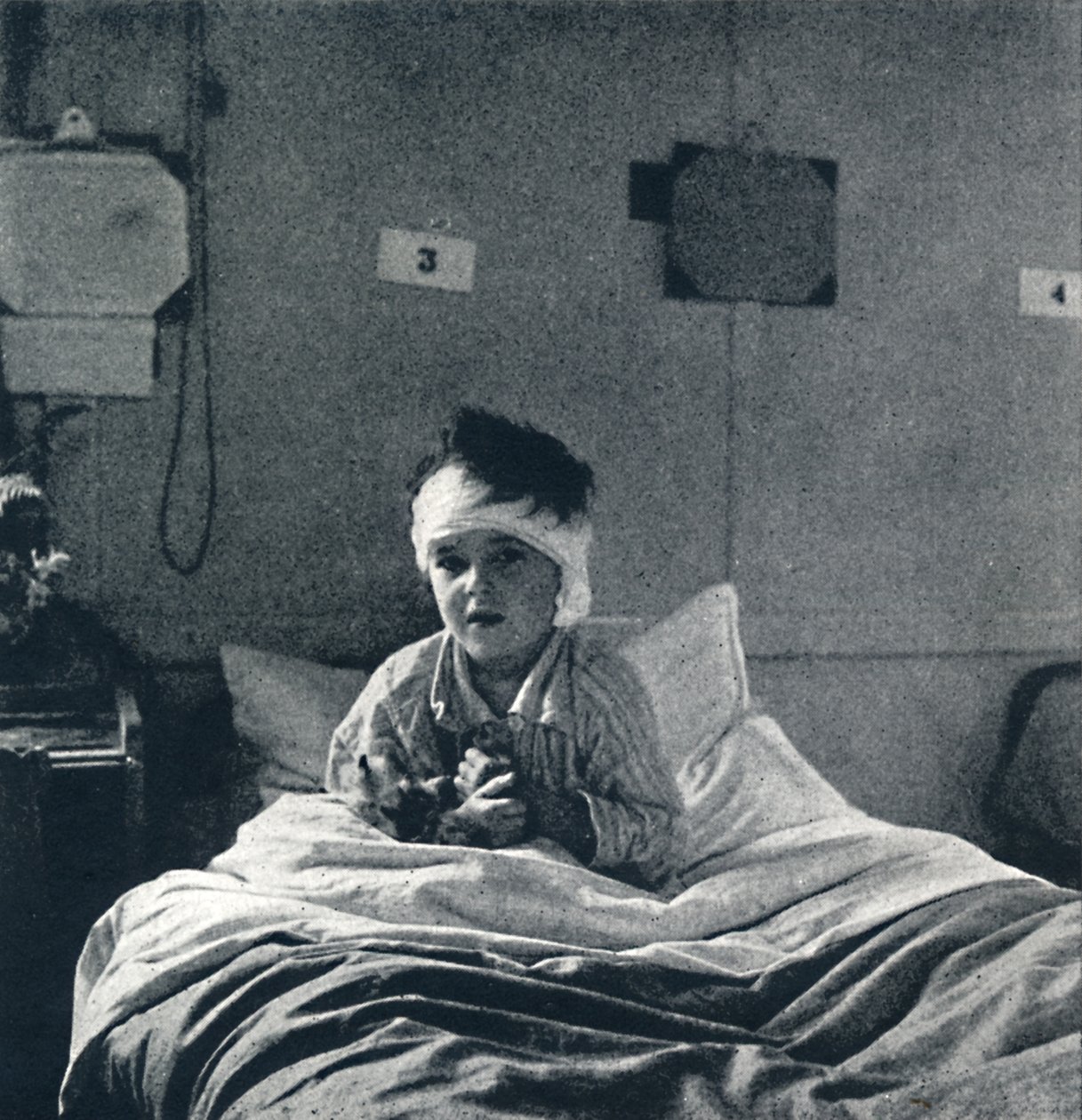 Uma criança pequena que respira levemente e sente sua vida em todos os membros, o que deveria saber de Cecil Beaton