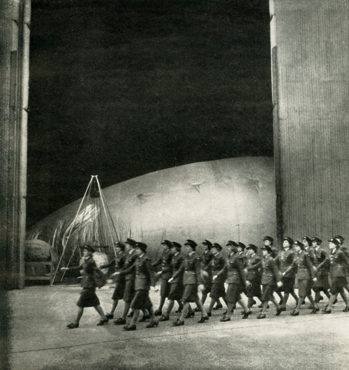 Em um centro de balão, c1943. de Cecil Beaton
