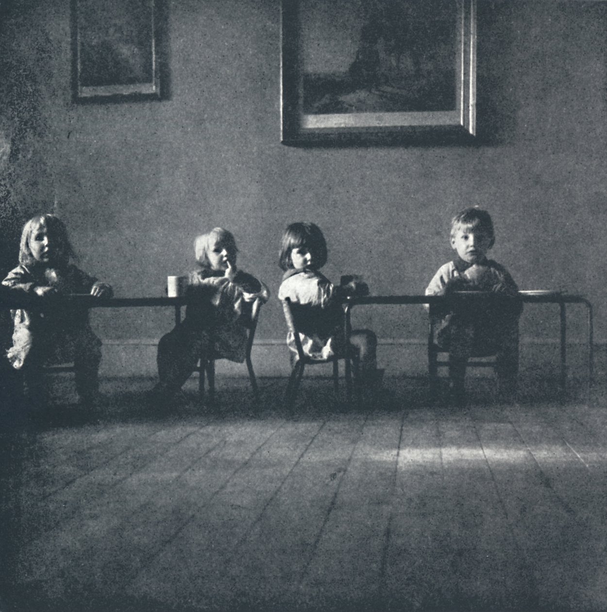 Interior com figuras sentadas, 1941 de Cecil Beaton