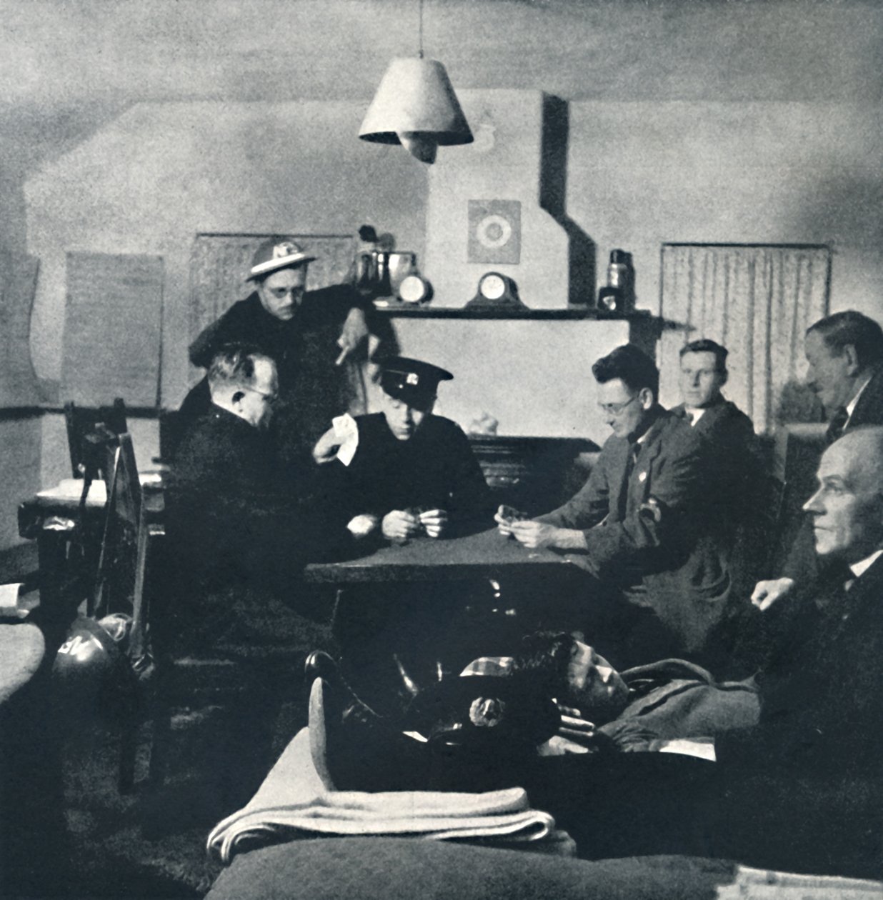 Vigília noturna: o esquadrão do fogo relaxa, 1941 de Cecil Beaton