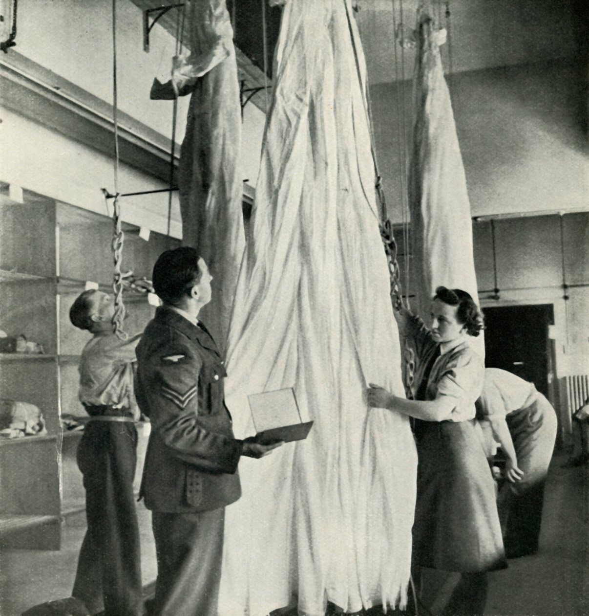 Empacotador de paraquedas, c1943. de Cecil Beaton