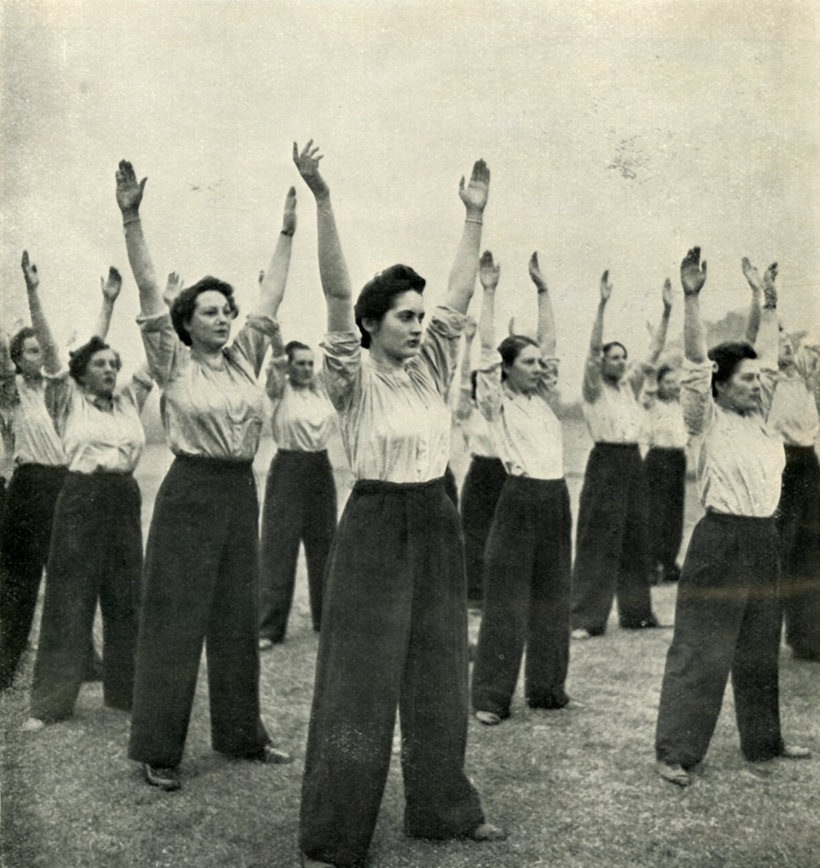 Treinamento físico em um depósito de recrutas, c1943. de Cecil Beaton