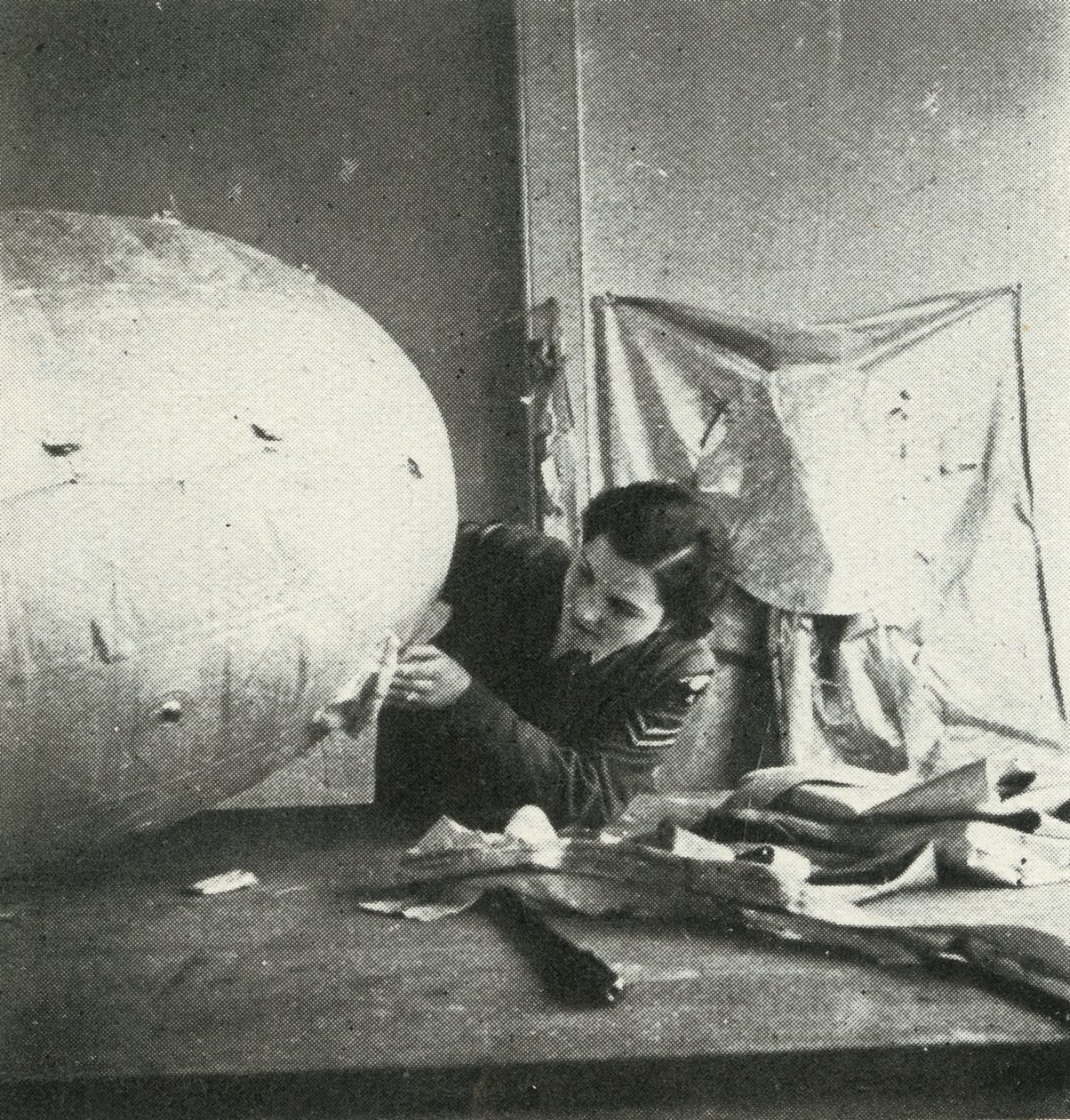 Reparando balões de barragem, c1943. de Cecil Beaton