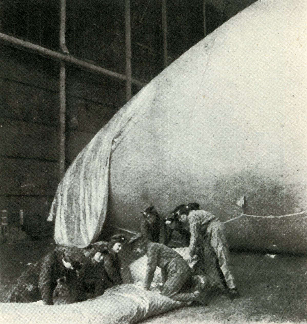 Reparando balões de barragem, c1943. de Cecil Beaton