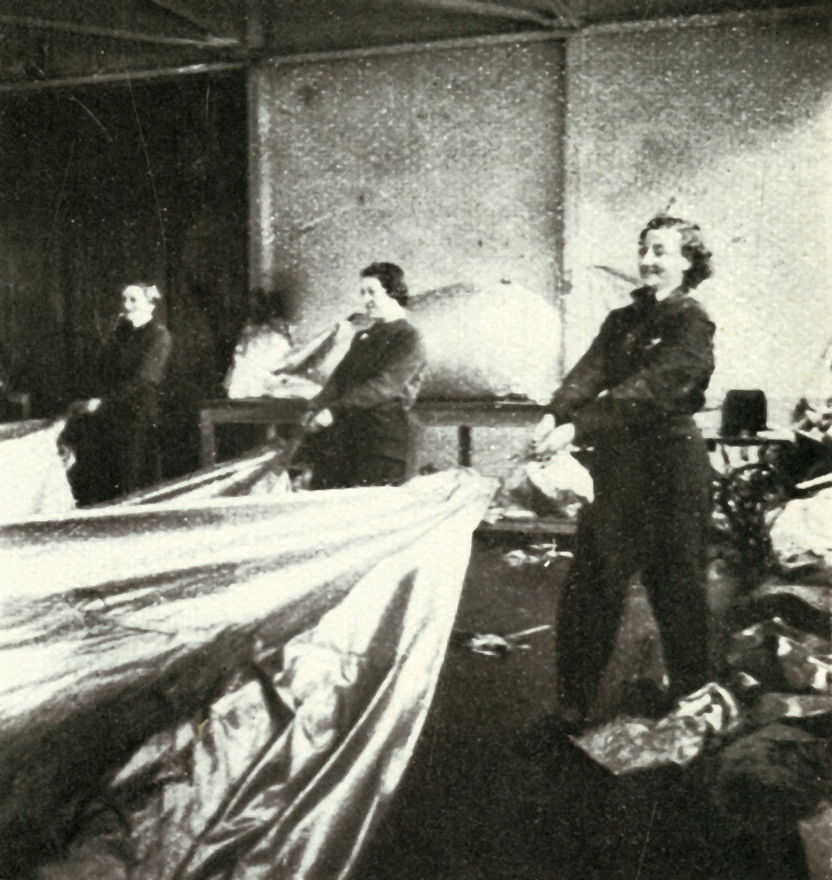 Reparando balões de barragem, c1943. de Cecil Beaton