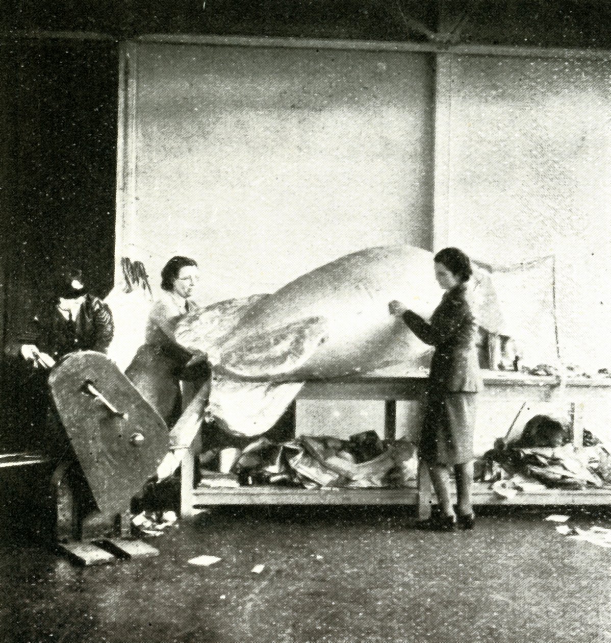 Reparando balões de barragem, c1943. de Cecil Beaton