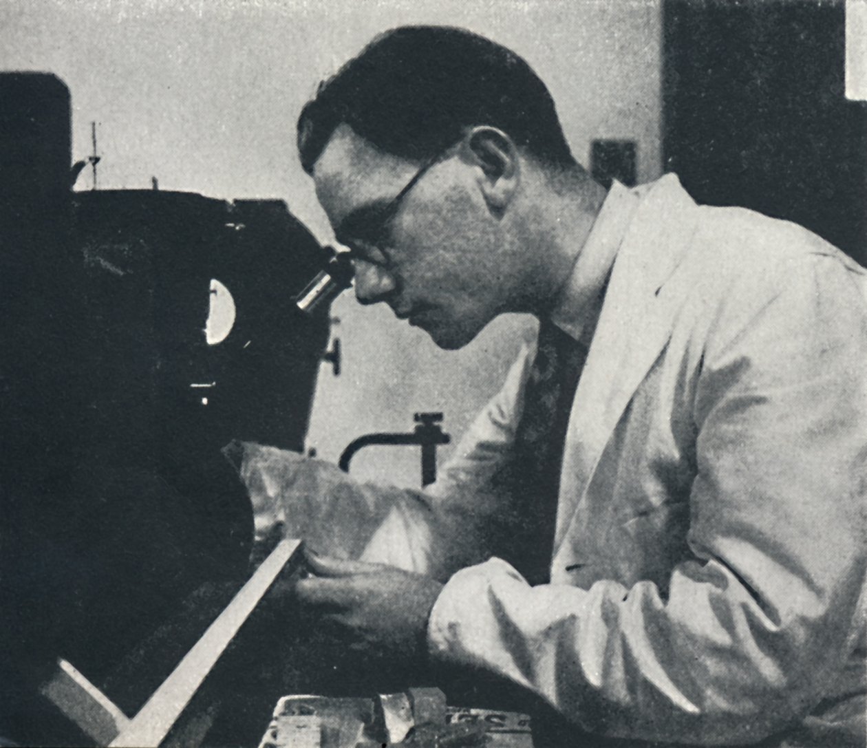 Pesquisador com microscópio testando a estrutura de uma liga de alumínio, 1941 de Cecil Beaton