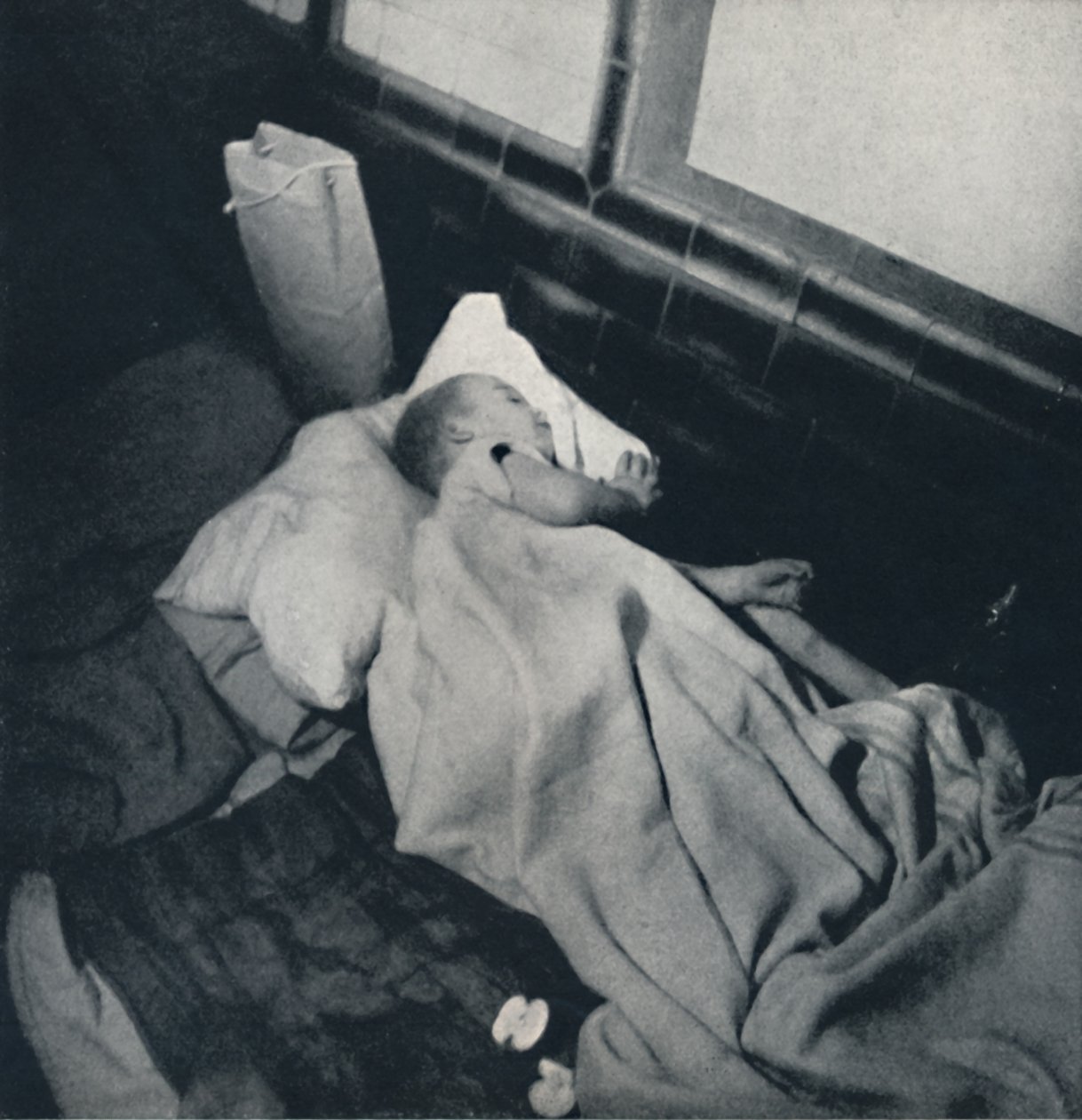 Bebê dormindo, 1941 de Cecil Beaton