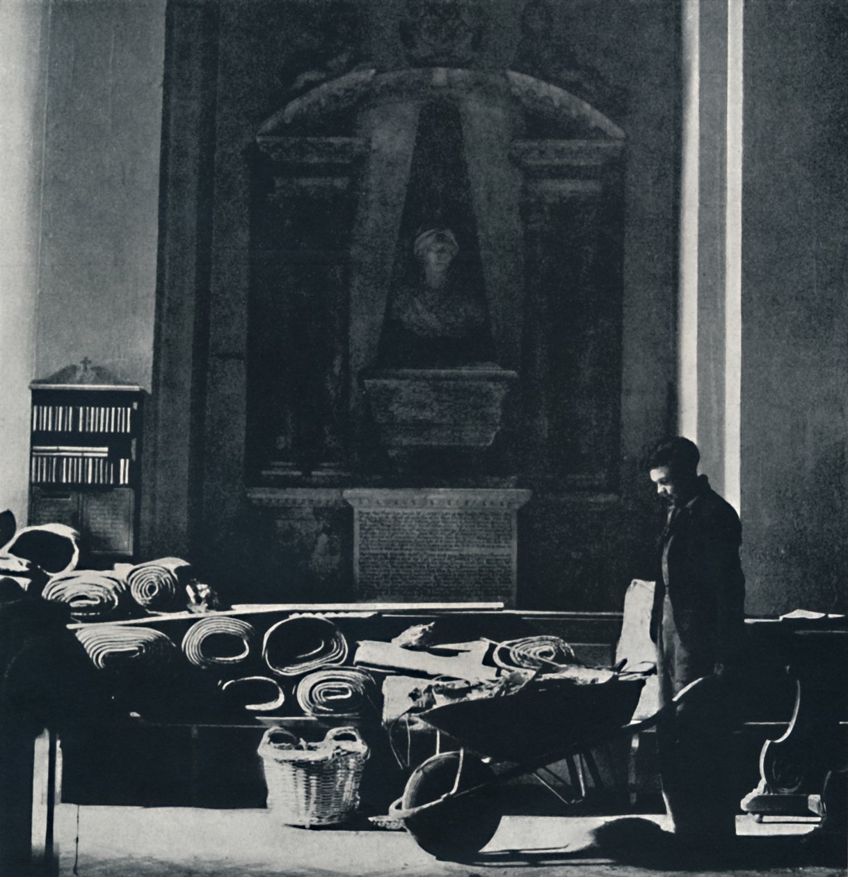 St. Mary-le-Bow após a primeira blitz. Agora está destruído, 1941 de Cecil Beaton