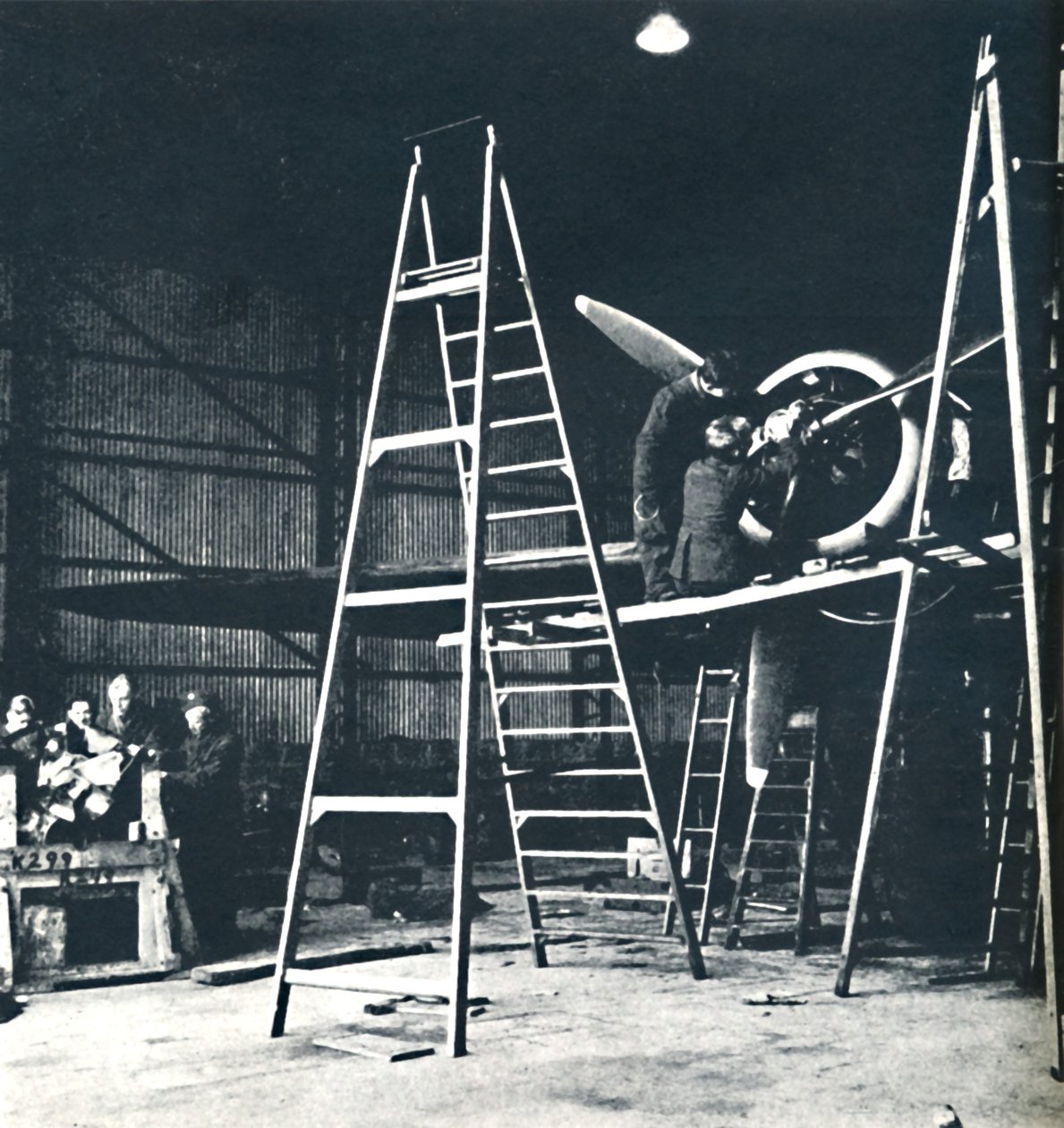 O trabalho das equipes de terra nunca termina, 1941 de Cecil Beaton