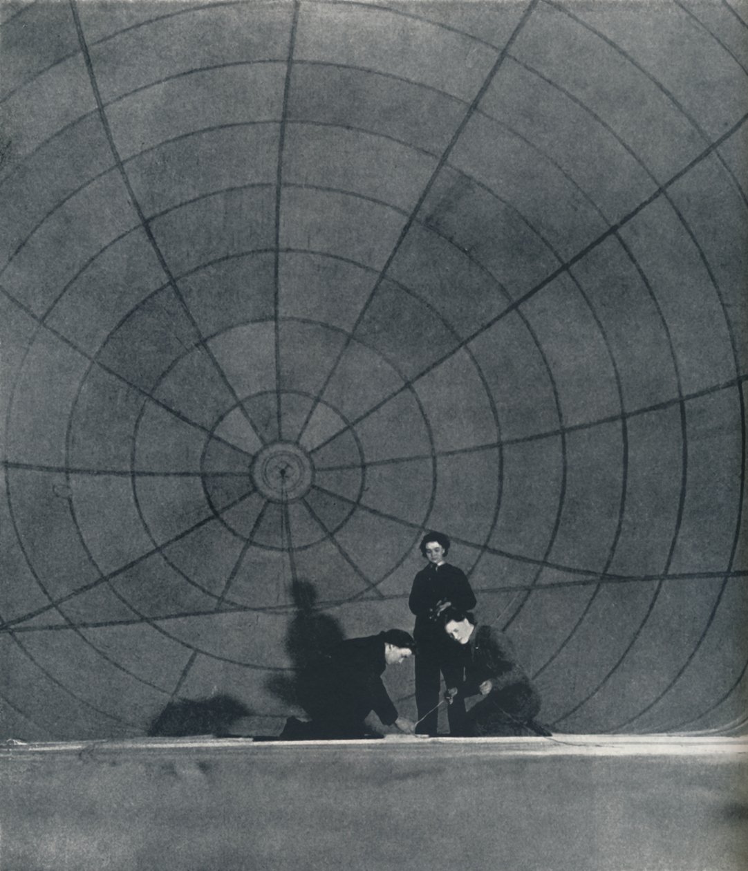 A web WAAFS trabalhando em um balão, 1941 de Cecil Beaton
