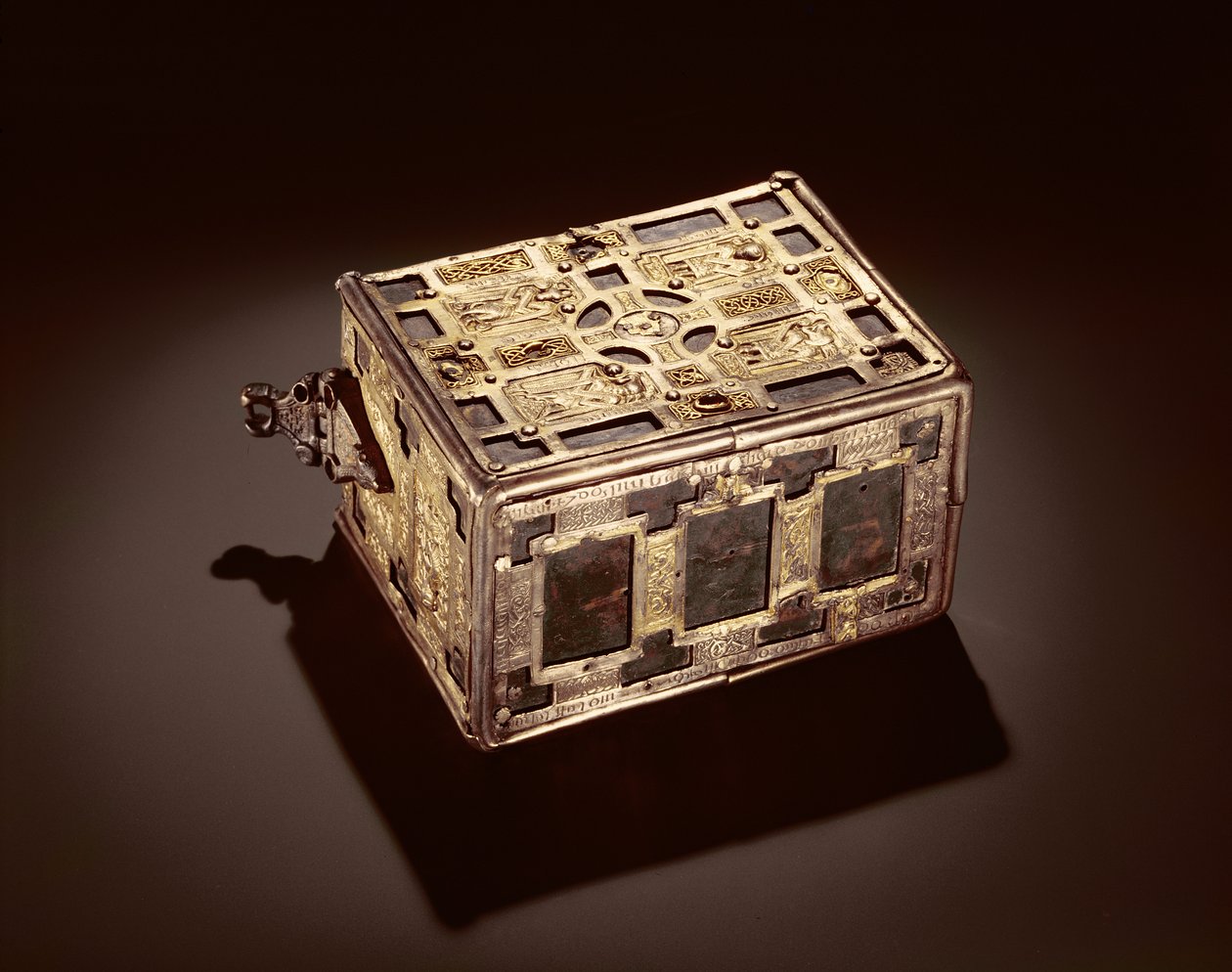 Book-Shrine ou Cumdach of Molaise, c.1001-25 (bronze banhado a prata) (ver também 120797 e 228636) de Celtic